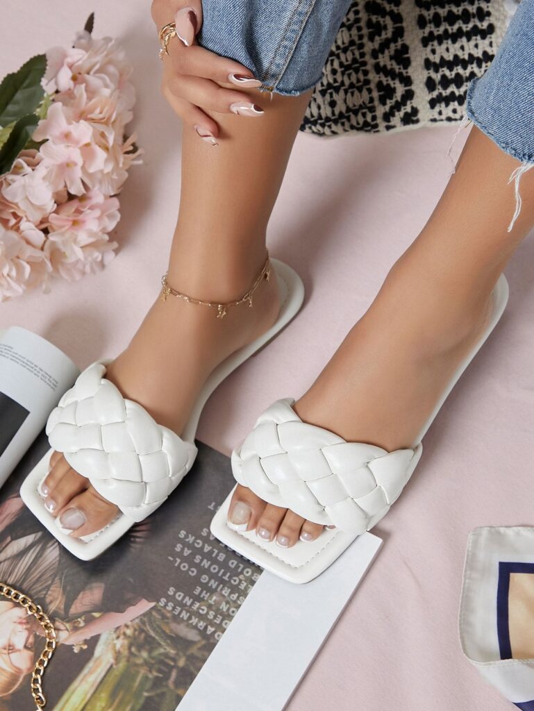 сандалии в белом цвете с чем носить