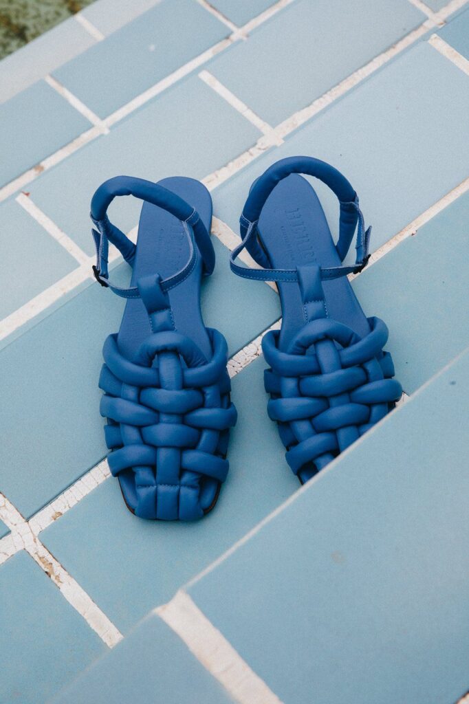 сандалии модного синего цвета