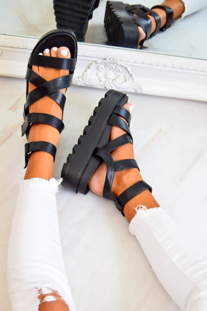 стильный образ с черными сандалиями