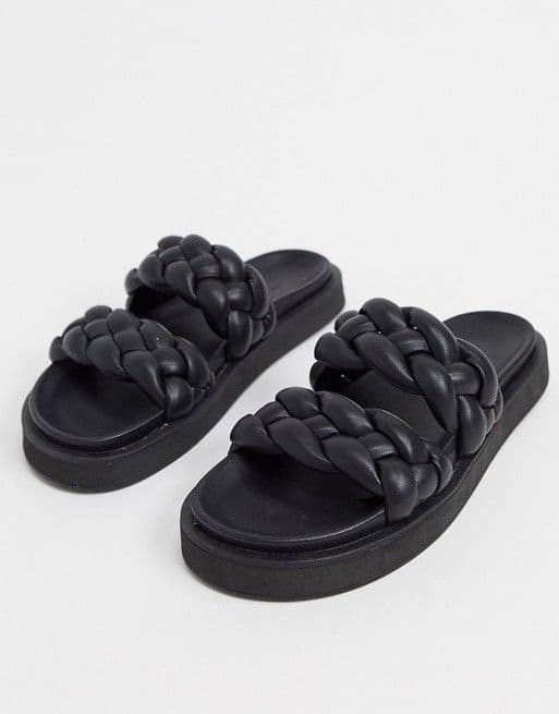 модные черные сандалии