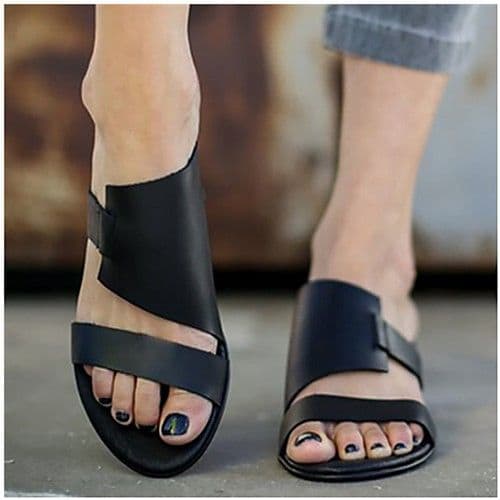 модный образ с черными сандалиями