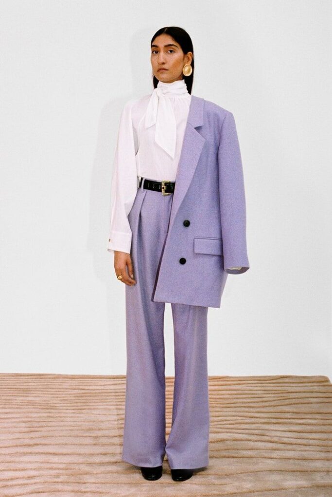 Лавандовые женские образы в 2023 году: с пиджаком, платьем, брюками