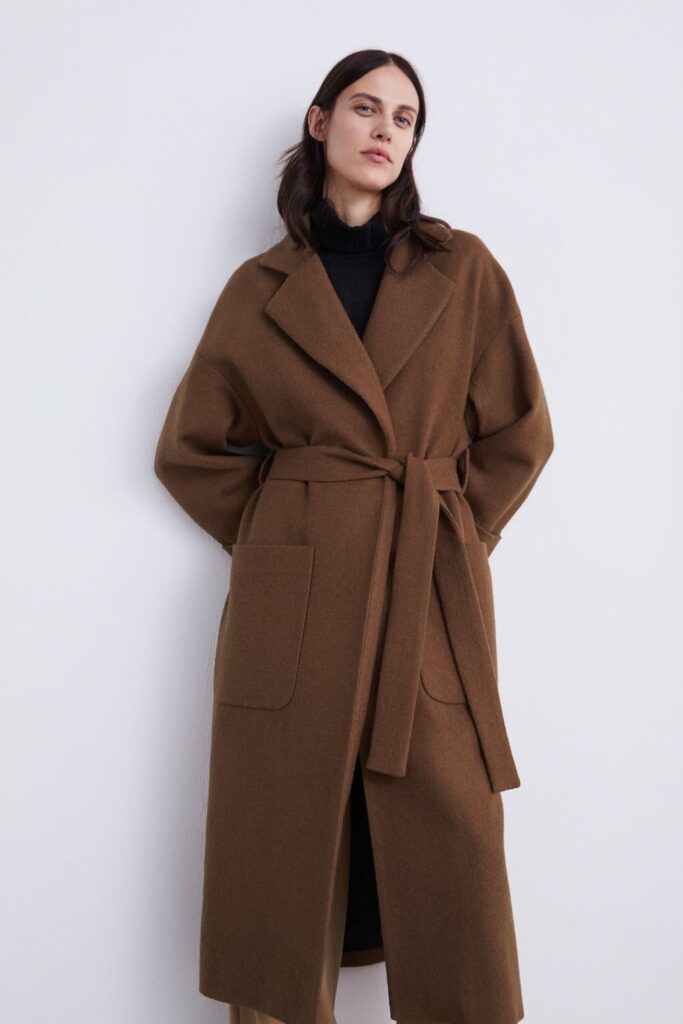 коричневое пальто с поясом