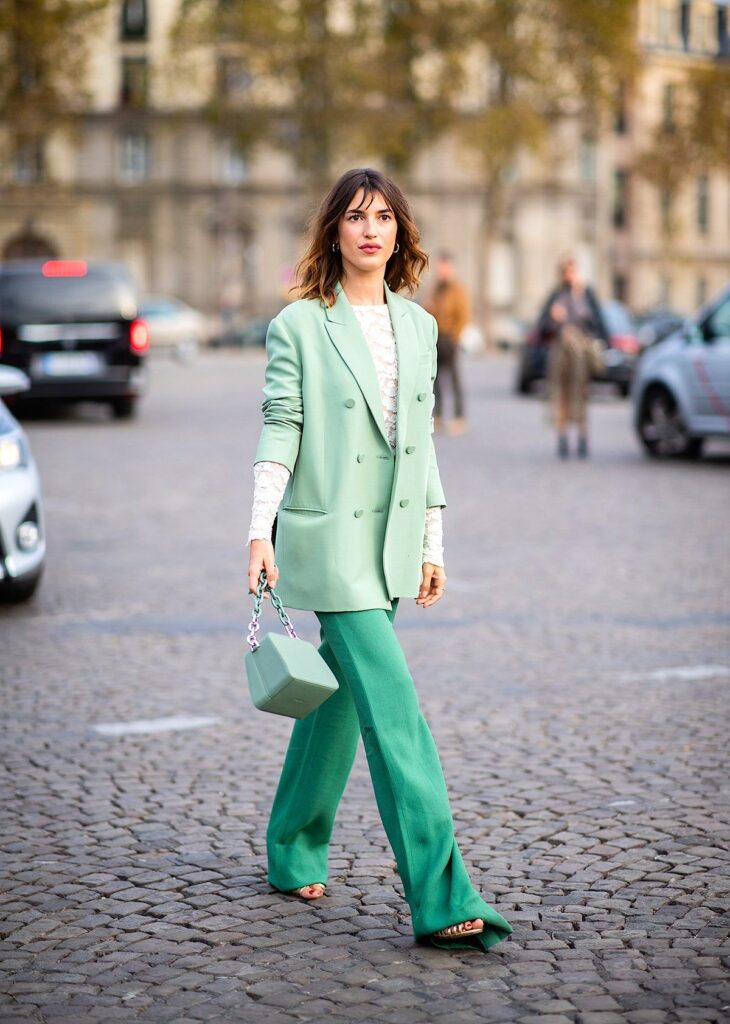 мятный пиджак с зелеными брюками