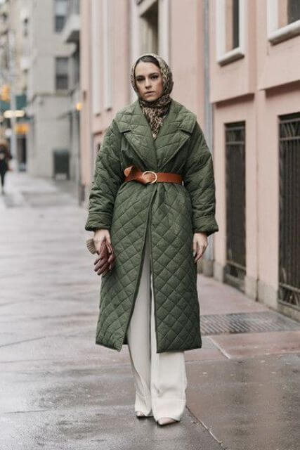 образ со стеганым зеленым пальто