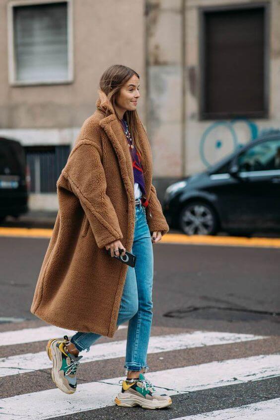 коричневое пальто с джинсами