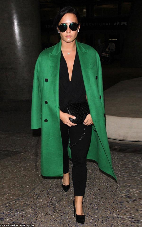 черная блузка с зеленым пальто
