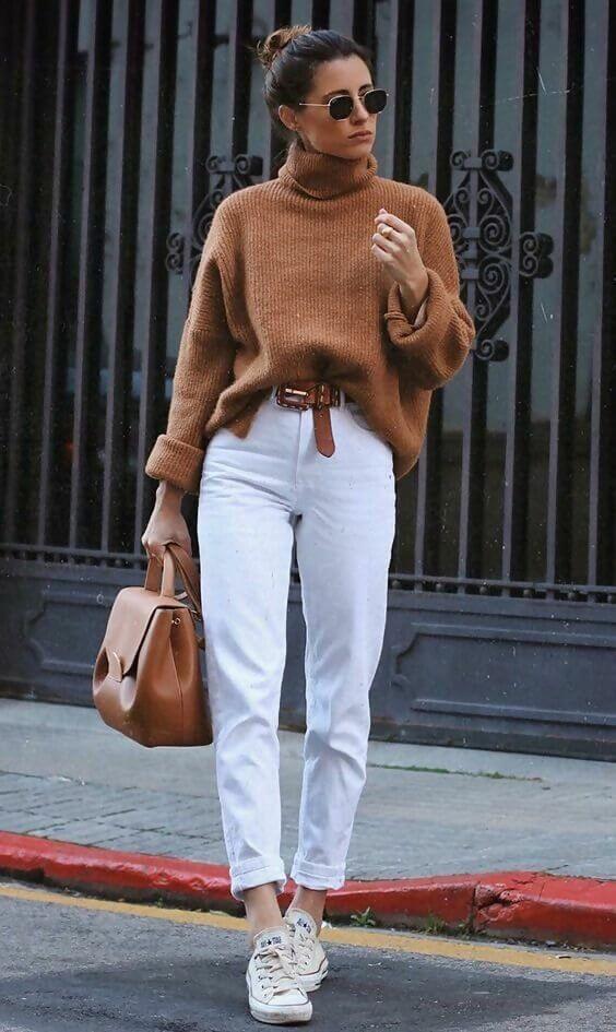 белые джинсы с коричневым свитером