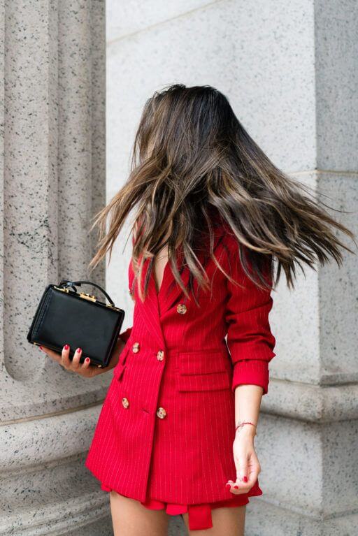 аутфит с платьем пиджаком красного цвета