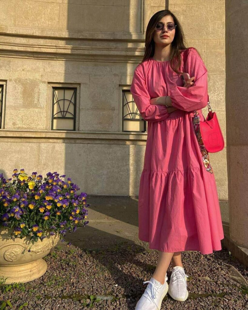 длинное розовое платье образ