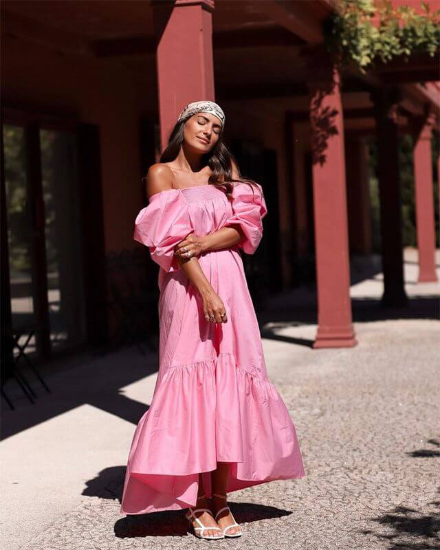 нежно розовое платье с воланами образ