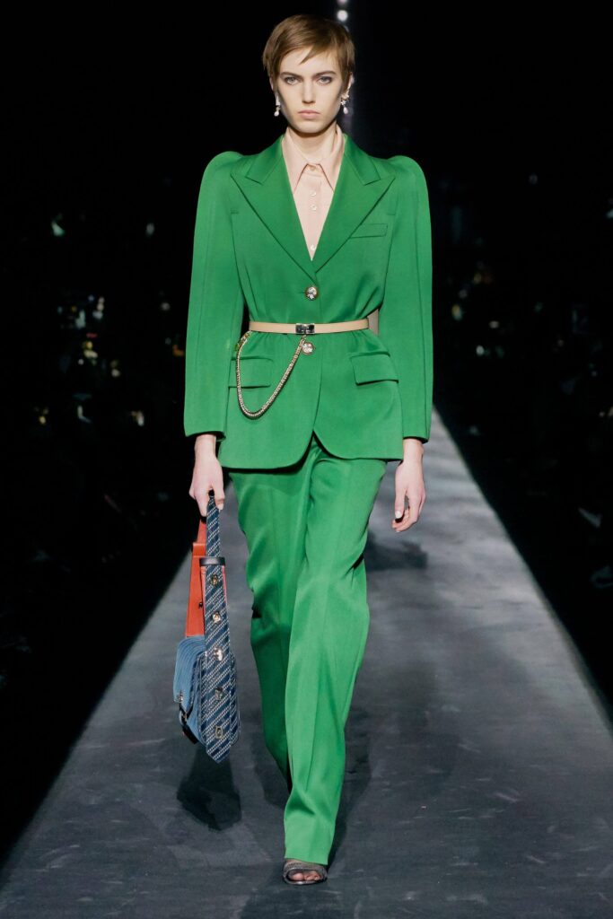 зеленый брючный костюм женский с чем носить