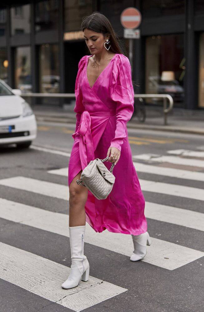 ярко розовое платье образ