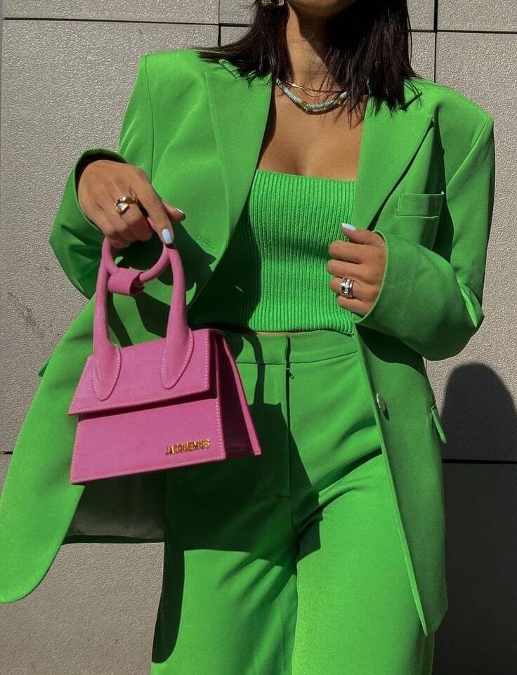 образ с зеленым брючным костюмом