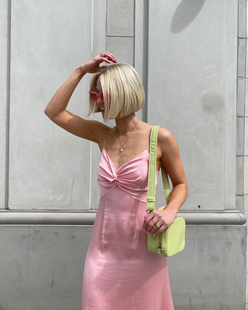 розовое платье комбинация с лаймовой сумкой