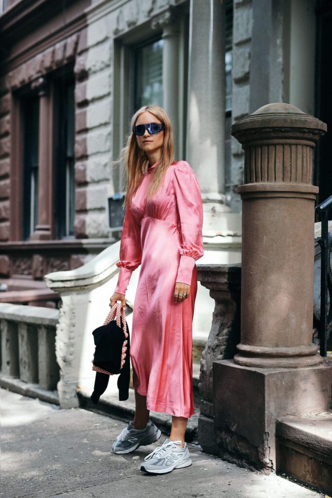 стильный образ с длинным розовым платьем