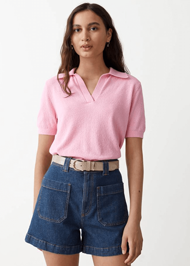 розовое поло с джинсовыми шортами
