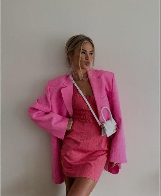 образ с ярко розовым пиджаком