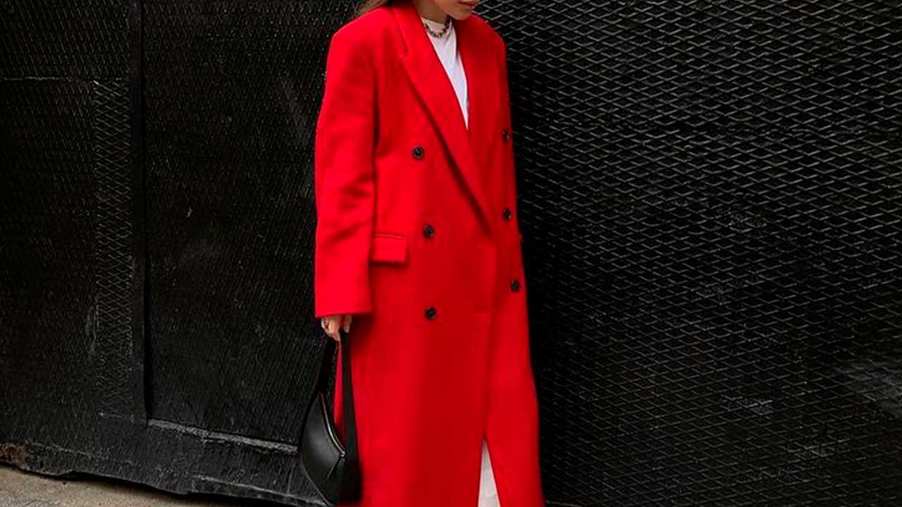с чем носить красное пальто женщине
