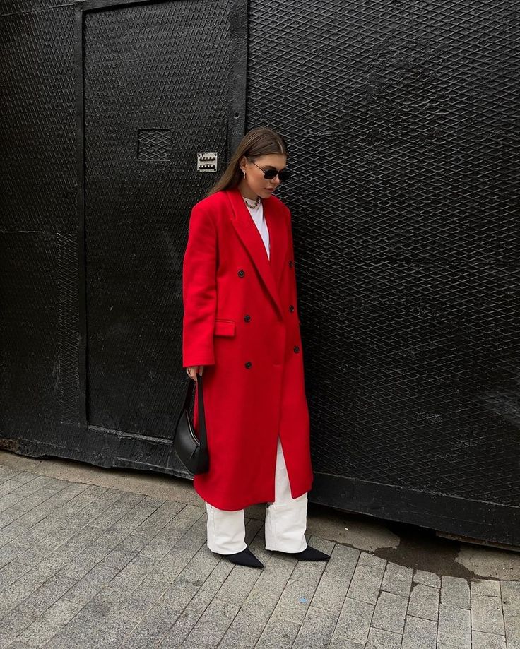 стильный образ с красным пальто