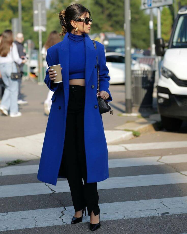 образ для девушки с ярко синим пальто