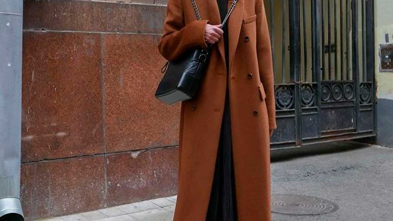 как стильно носить прямое пальто